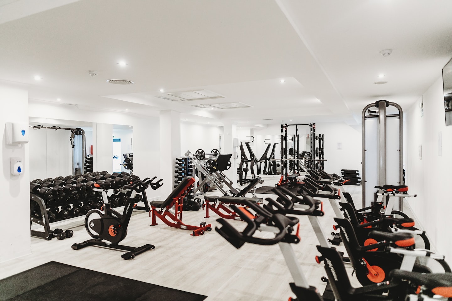 A bike de spinning PRO ASTRO simula o ciclismo outdoor, pois pode-se simular variações de terreno, como descidas e subidas. Diferente da ergométrica, em alguns momentos é preciso levantar o corpo, tirando-o do banco.
Exige bastante das pernas, glúteos, abdômen e a região lombar, mas a postura também sai ganhando, pois é necessário atenção a ela o tempo todo.
Ao contrário do que pode parecer, pode ser praticado por qualquer pessoa, já que cada um pedala no seu ritmo e não há sobrecarga nas articulações.
Trabalha especialmente a função cardiorrespiratória, aumenta a resistência e potência muscular, melhorando o condicionamento e a performance. 
Promove um alto gasto calórico o que propicia a redução de medidas.

ESPECIFICAÇÕES TÉCNICAS 
Peso suportado – 150Kg 
Roda de inércia – 20Kg
Ajuste de carga – Mecânico por freio lateral 
Sistema de transmissão - Corrente
Regulagem – Ajuste guidão (vertical) e banco (vertical e horizontal) 
Pedal – Correia firma-pé
Painel – Não se aplica 

PLANOS 
Trimestral - R$ 200,00 / mês
Semestral - R$ 170,00 / mês
Anual - R$ 140,00 / mês